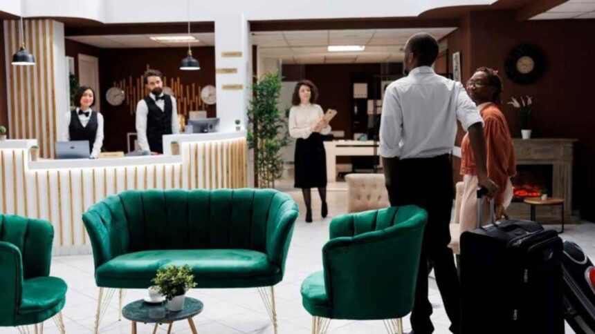 Recepção de hotel utilizando tablet para registro digital de hóspedes via sistema FNRH.