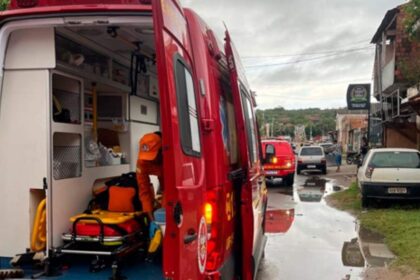 Viatura do Corpo de Bombeiros em atendimento de ocorrência de queimadura por álcool no Santa Maria.