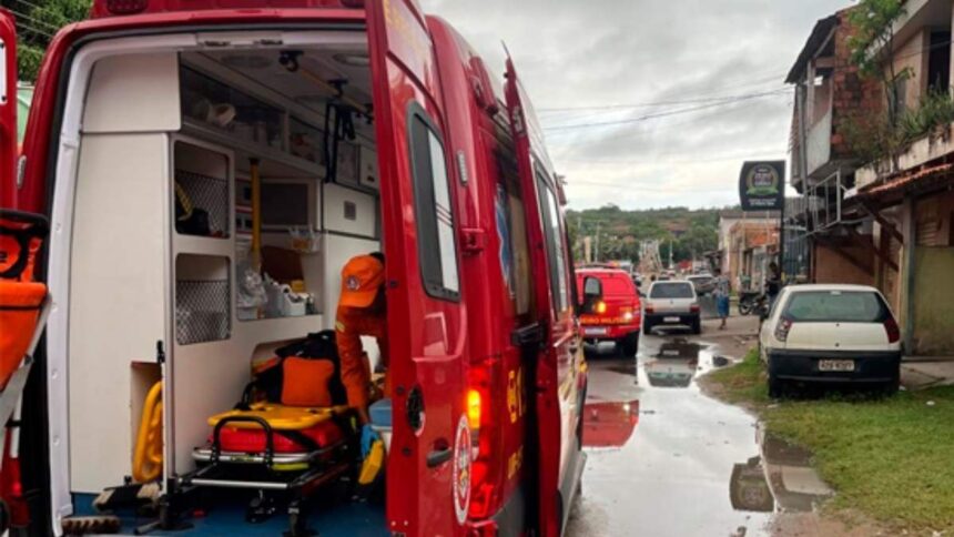 Viatura do Corpo de Bombeiros em atendimento de ocorrência de queimadura por álcool no Santa Maria.