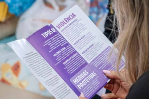 Cartão CMais Mulher do Governo de Sergipe sendo entregue para beneficiária.