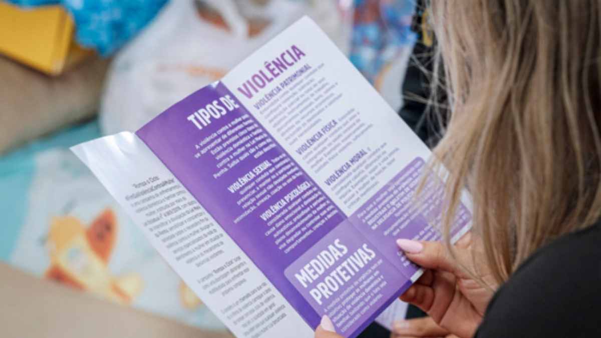 Cartão CMais Mulher do Governo de Sergipe sendo entregue para beneficiária.