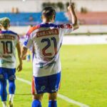 Jogadores do Itabaiana comemorando o gol da vitória no estádio Etelvino Mendonça.