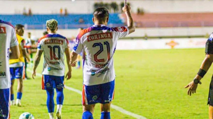 Jogadores do Itabaiana comemorando o gol da vitória no estádio Etelvino Mendonça.