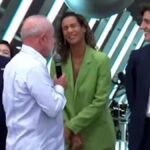 Presidente Lula discursando na fábrica da Caoa em Anápolis ao lado de representantes chineses.