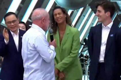 Presidente Lula discursando na fábrica da Caoa em Anápolis ao lado de representantes chineses.