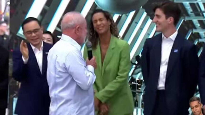 Presidente Lula discursando na fábrica da Caoa em Anápolis ao lado de representantes chineses.