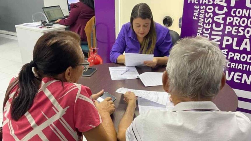 Família analisando contrato de compra de imóvel com maquete de casa sobre a mesa