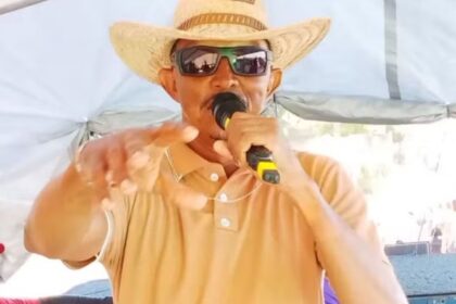 Cantor Willame Vaqueiro em uma apresentação de cavalgada.