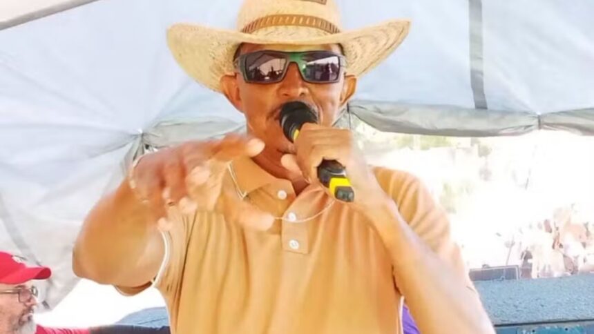 Cantor Willame Vaqueiro em uma apresentação de cavalgada.