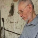 Frei Enoque sorridente em celebração religiosa..