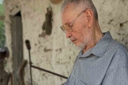 Frei Enoque sorridente em celebração religiosa..