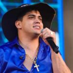 Natanzinho Lima durante show, cantor processado por ex-empresário