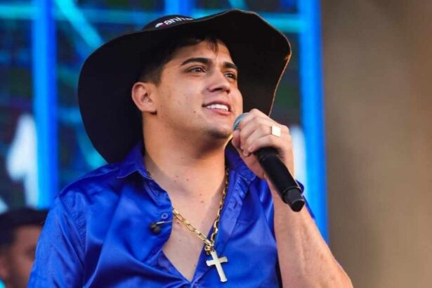 Natanzinho Lima durante show, cantor processado por ex-empresário