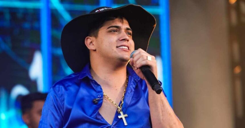 Natanzinho Lima durante show, cantor processado por ex-empresário