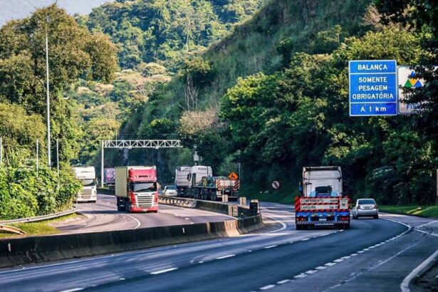 Caminhões trafegando em rodovia representando as novas regras para frete no Brasil da ANTT.