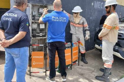Equipes da Energisa e Polícia Civil realizando inspeção em rede elétrica de comércio.