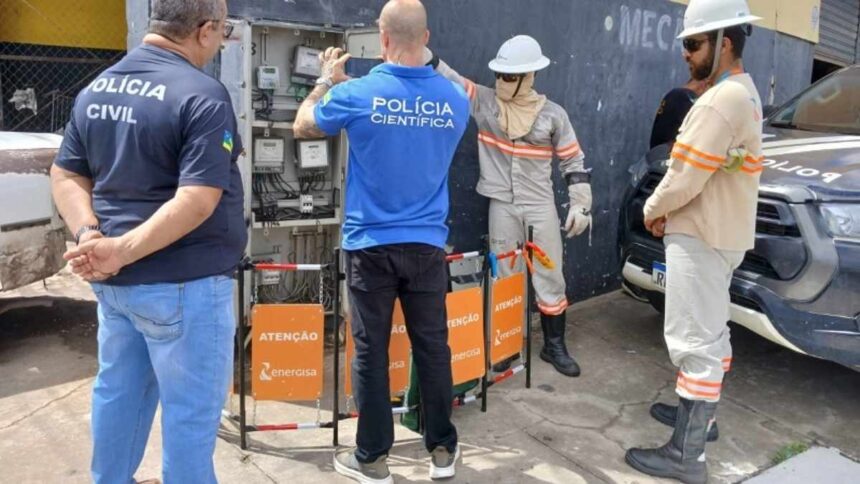 Equipes da Energisa e Polícia Civil realizando inspeção em rede elétrica de comércio.