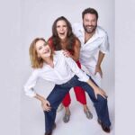 Elenco da peça Simples Assim (Alexandra Richter, Georgiana Góes e Pedroca Monteiro) em cena.