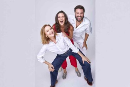 Elenco da peça Simples Assim (Alexandra Richter, Georgiana Góes e Pedroca Monteiro) em cena.