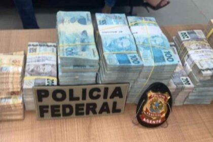Agentes da Polícia Federal em operação de fiscalização de veículos e transporte de valores.