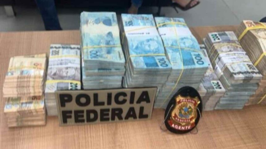 Agentes da Polícia Federal em operação de fiscalização de veículos e transporte de valores.