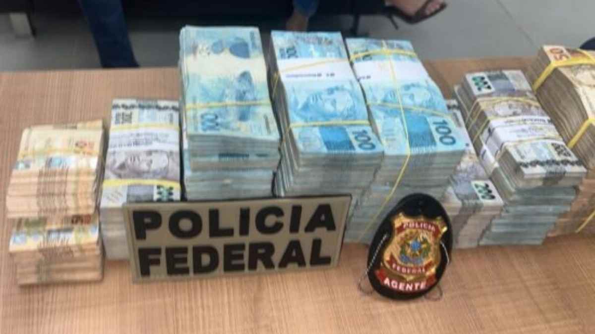 Agentes da Polícia Federal em operação de fiscalização de veículos e transporte de valores.