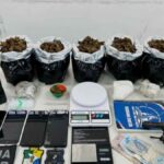 Policiais do Getam exibem arma e drogas apreendidas em Nossa Senhora do Socorro.