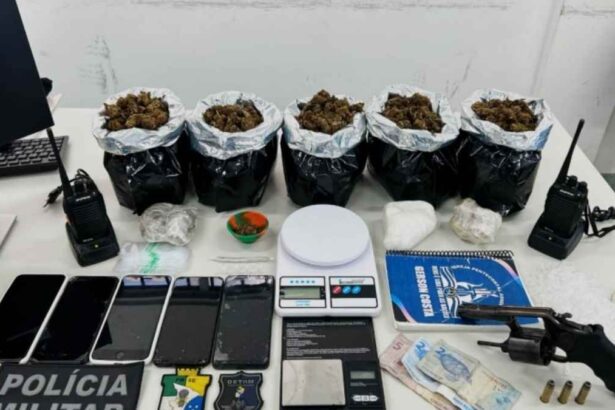 Policiais do Getam exibem arma e drogas apreendidas em Nossa Senhora do Socorro.