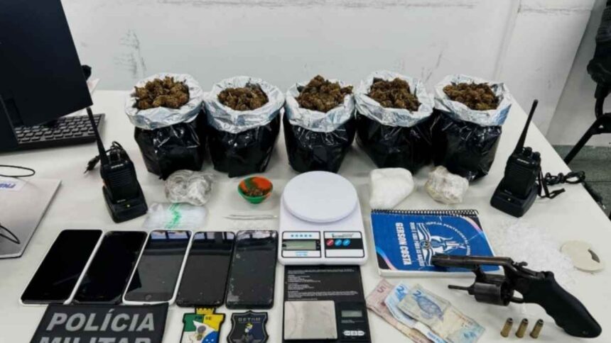 Policiais do Getam exibem arma e drogas apreendidas em Nossa Senhora do Socorro.