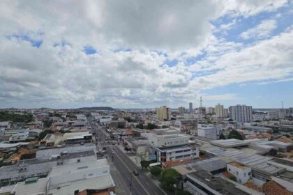 céu nublado em Aracaju com previsão de chuvas fracas