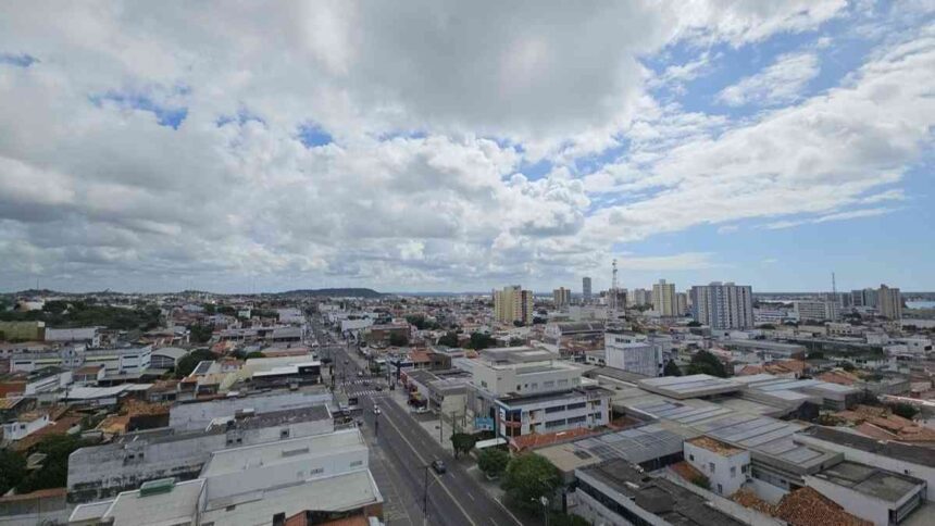 céu nublado em Aracaju com previsão de chuvas fracas