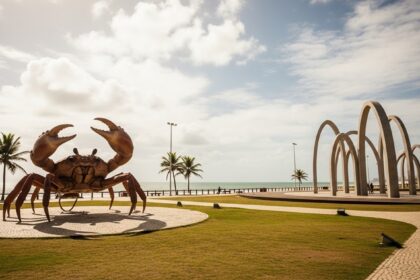 Foto da Orla de Atalaia em Aracaju com céu nublado e mormaço.