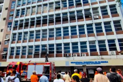Fachada da Secretaria da Fazenda de Aracaju com viaturas do Corpo de Bombeiros.