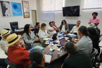 Representantes do governo e entidades culturais em reunião na Funcap em Aracaju.
