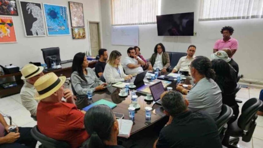 Representantes do governo e entidades culturais em reunião na Funcap em Aracaju.