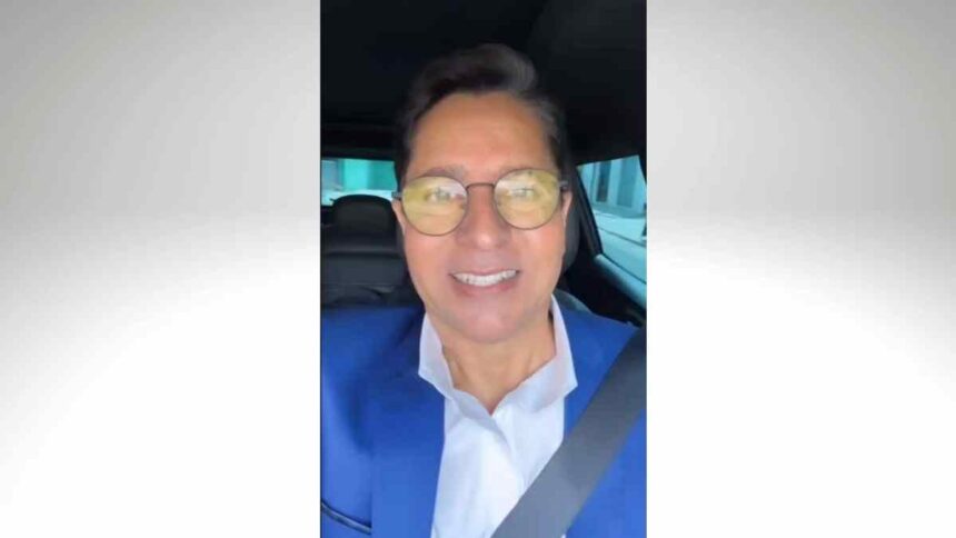 Ricardo marques gravando video no carro