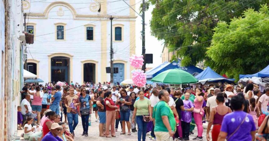 Fiéis participam da Romaria do Senhor dos Passos na Praça São Francisco em São Cristóvão