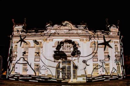 Projeção mapeada colorida na fachada do Palácio Olímpio Campos em Aracaju.