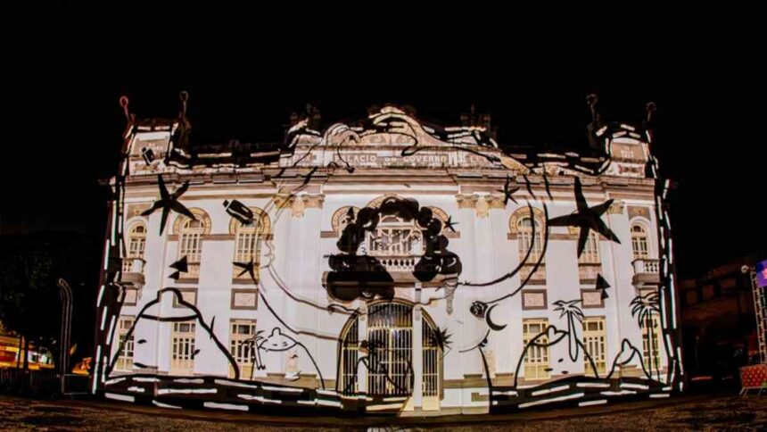 Projeção mapeada colorida na fachada do Palácio Olímpio Campos em Aracaju.