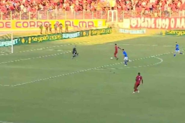Jogadores do Sergipe levantando a taça de campeão na Arena Batistão