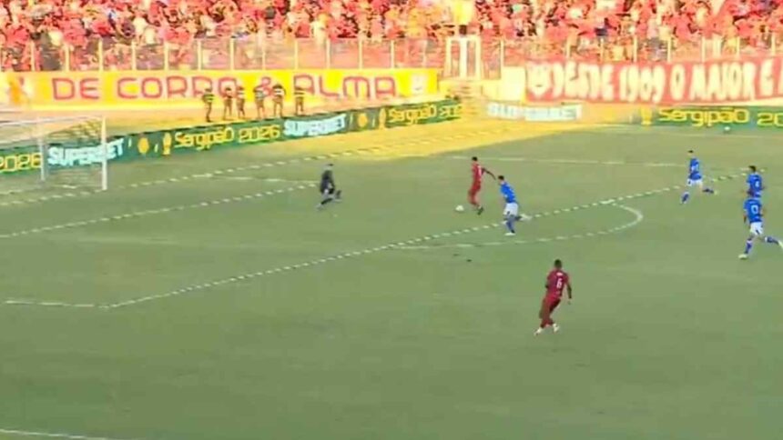 Jogadores do Sergipe levantando a taça de campeão na Arena Batistão