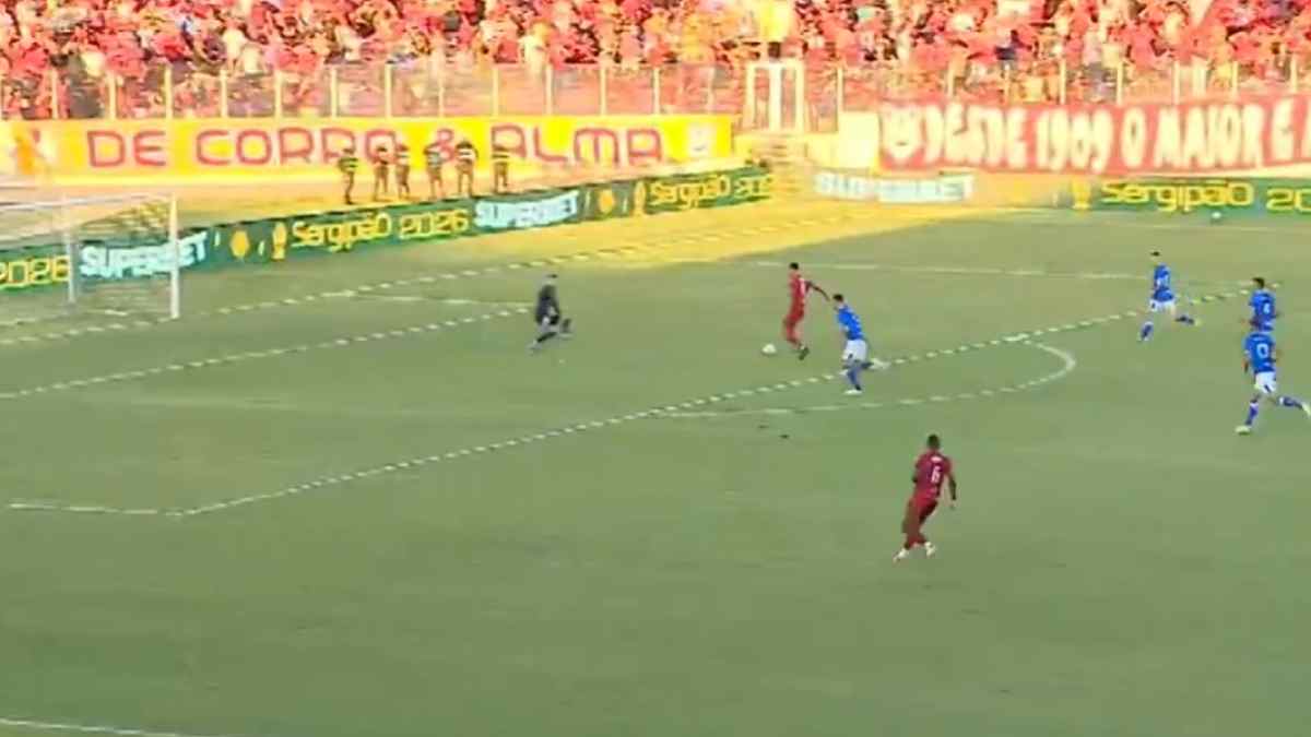 Jogadores do Sergipe levantando a taça de campeão na Arena Batistão