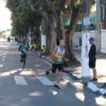 Agentes da SMTT sinalizando bloqueio de trânsito em Aracaju durante a corrida.
