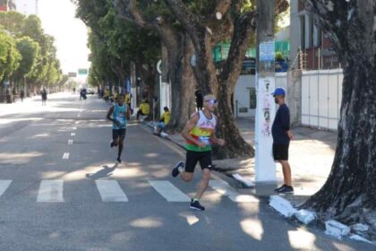 Agentes da SMTT sinalizando bloqueio de trânsito em Aracaju durante a corrida.