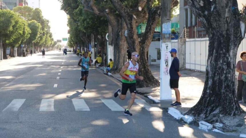 Agentes da SMTT sinalizando bloqueio de trânsito em Aracaju durante a corrida.