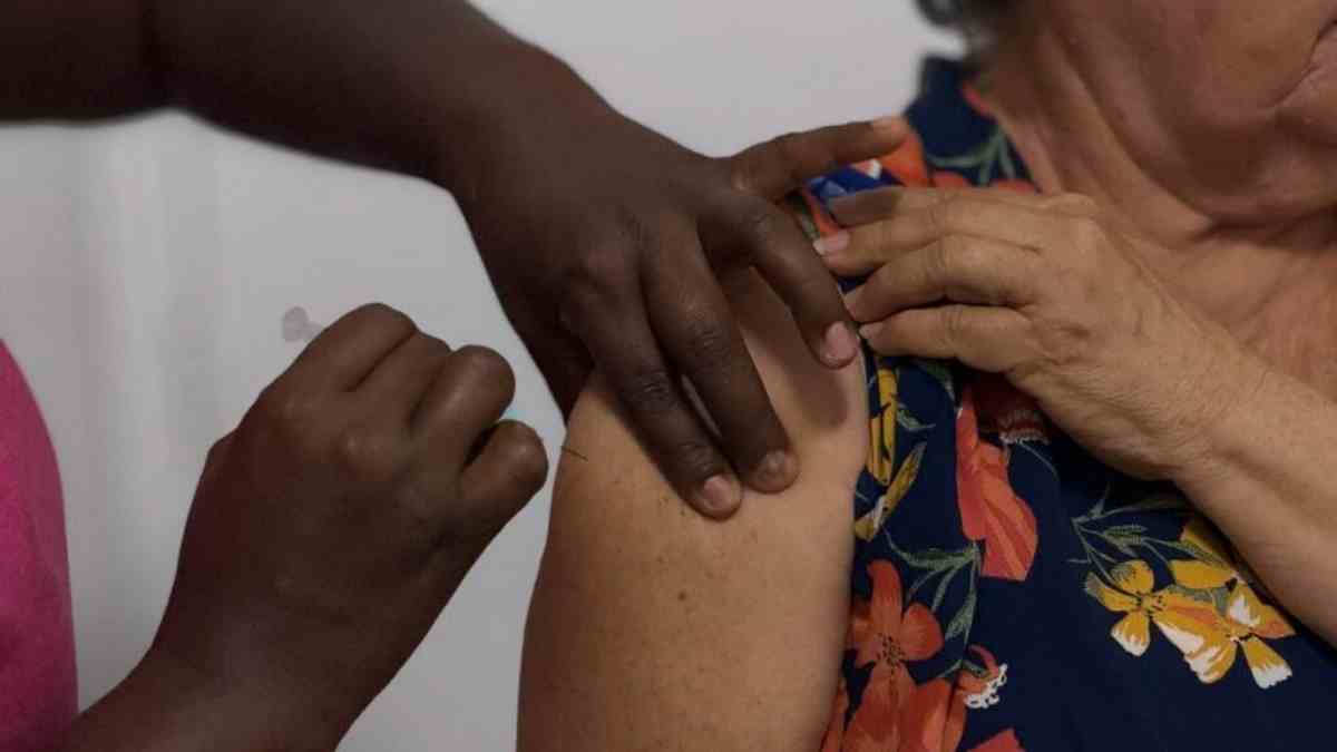 Profissional de saúde aplicando vacina em Unidade Básica de Saúde em Aracaju durante o Dia D