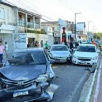 Foto mostrando carros batidos e caminhão atravessado na Avenida Marcelo Déda em São Cristóvão.