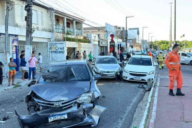 Foto mostrando carros batidos e caminhão atravessado na Avenida Marcelo Déda em São Cristóvão.