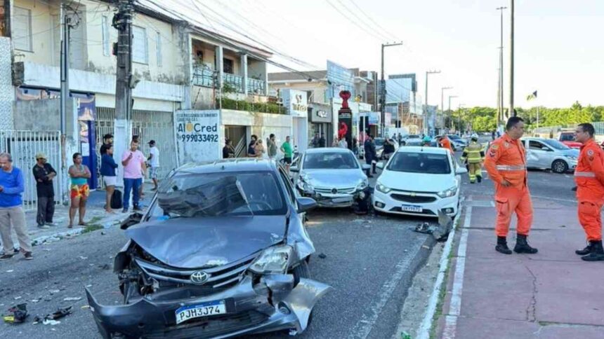 Foto mostrando carros batidos e caminhão atravessado na Avenida Marcelo Déda em São Cristóvão.