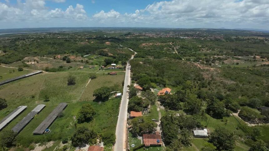 Vista aérea da pavimentação do Caminho de Santa Dulce dos Pobres entre Aracaju e São Cristóvão.